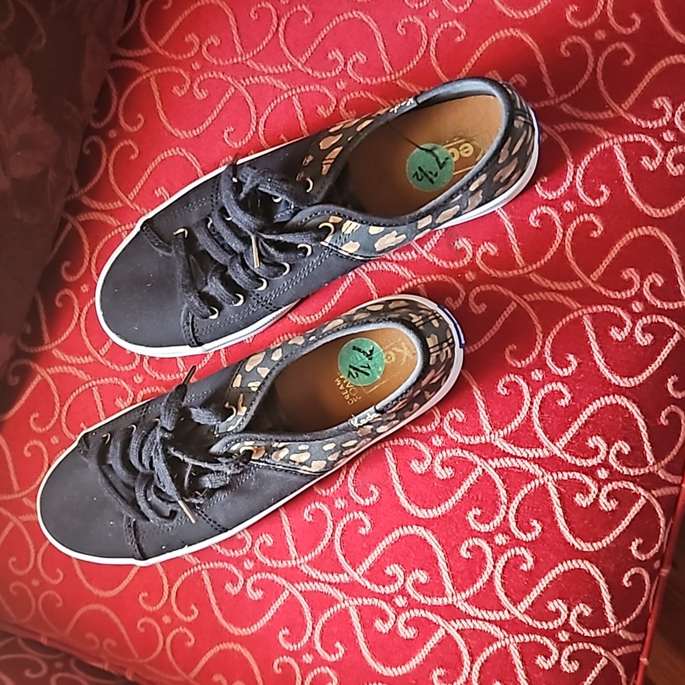 Black and gold keds